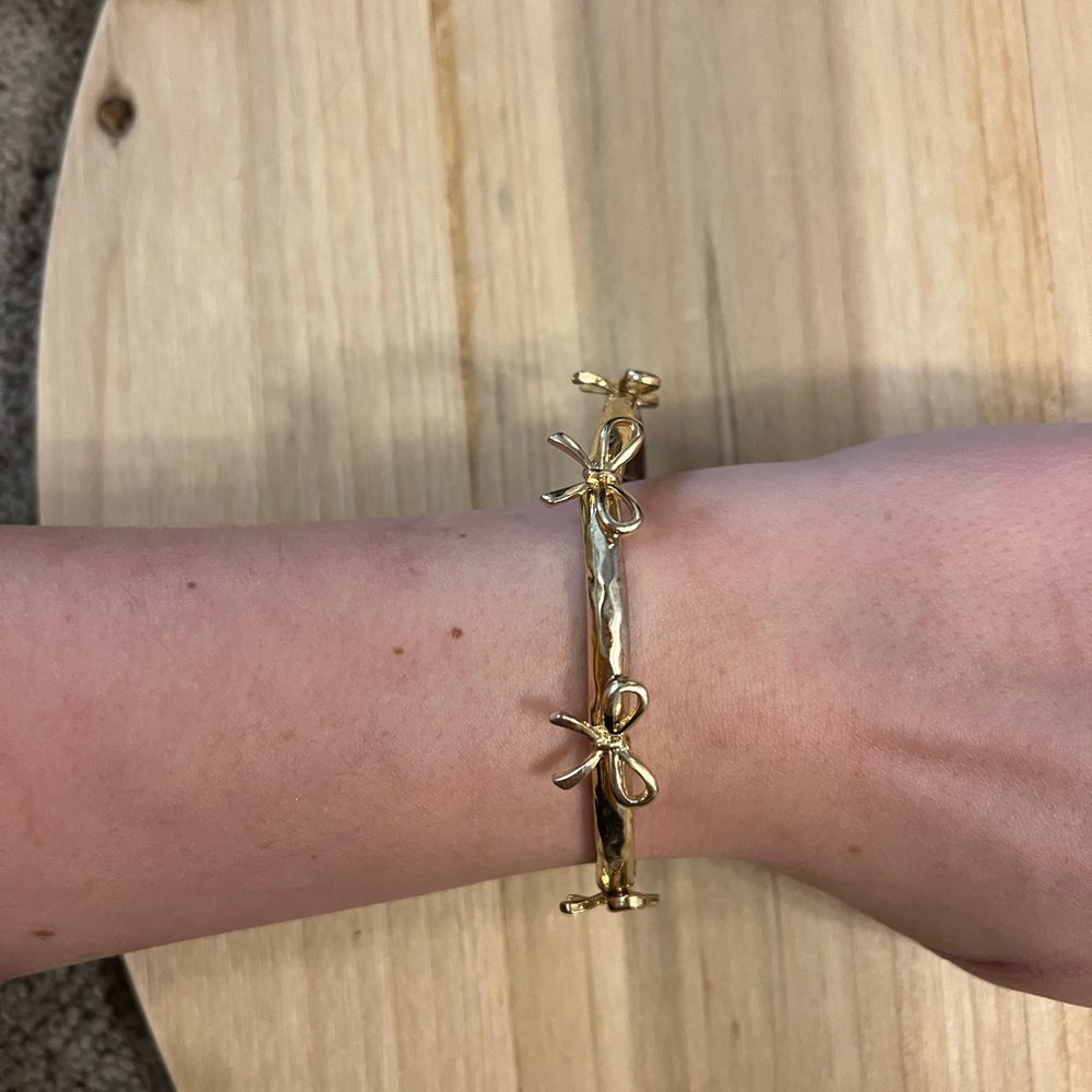 Elegant Gold Bow Bracelet